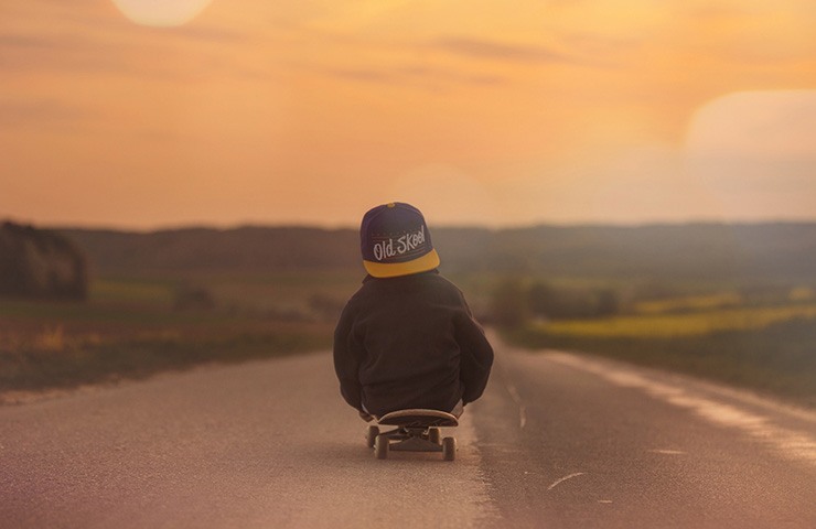 Bambino con lo skate