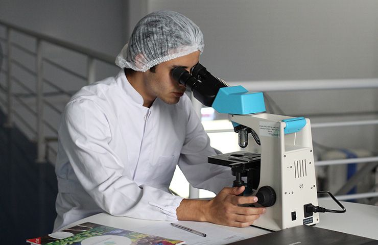 Ricercatore al microscopio