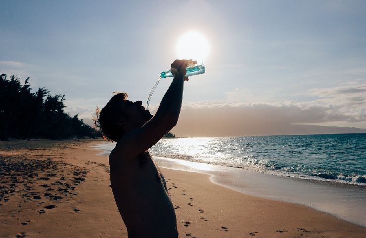 Uomo beve acqua