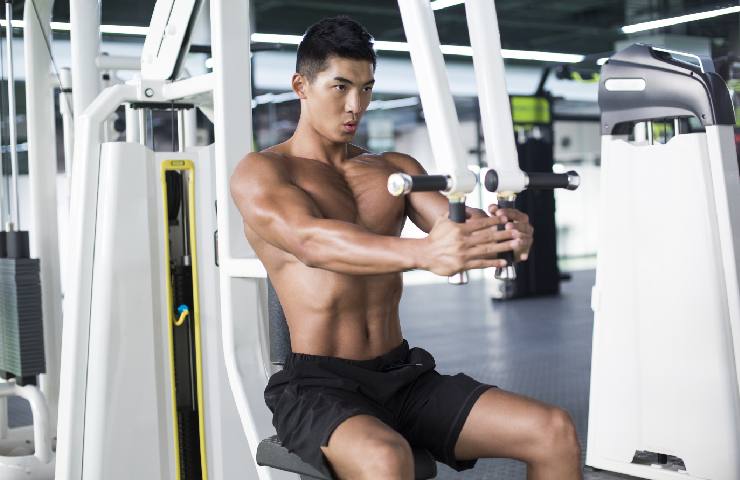 Ragazzo che si allena in palestra