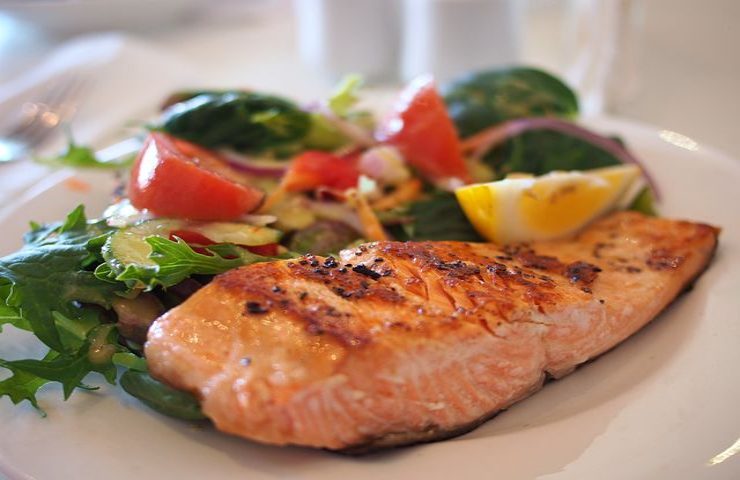 Salmone con insalata