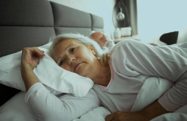 Signora con problemi del sonno