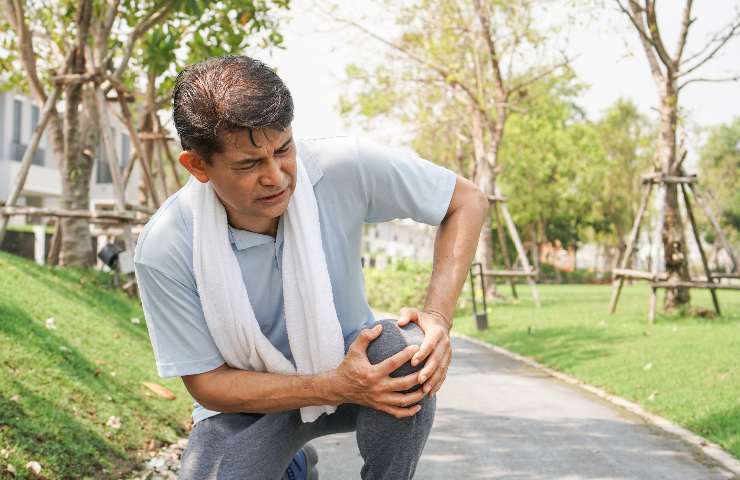 Uomo anziano con osteoporosi