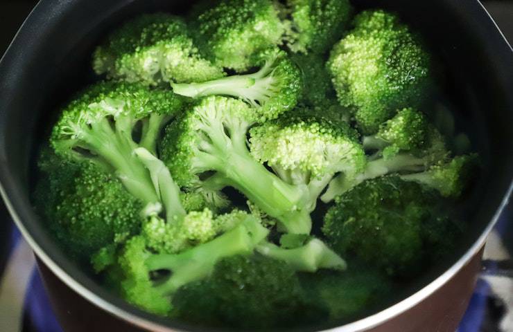 Pentola piena di broccoli messi a bollire