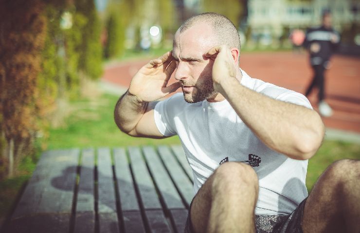 Ragazzo si allena al parco