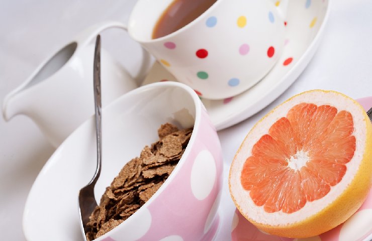 Pompelmo e cereali a colazione