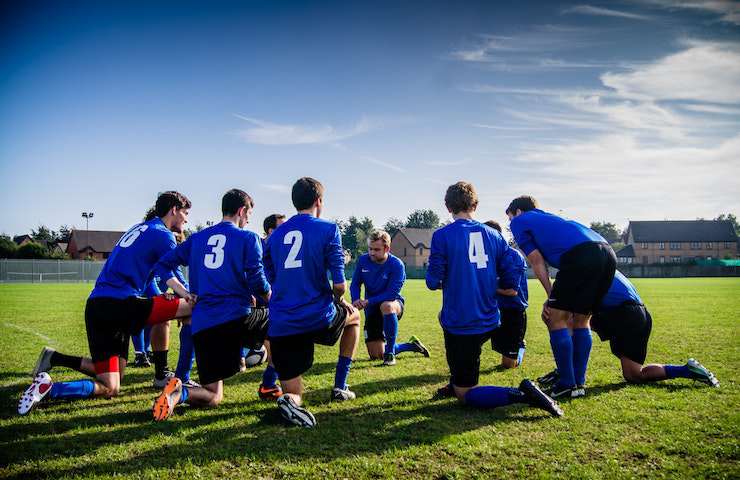 Squadra di calcio che si riunisce in cerchio