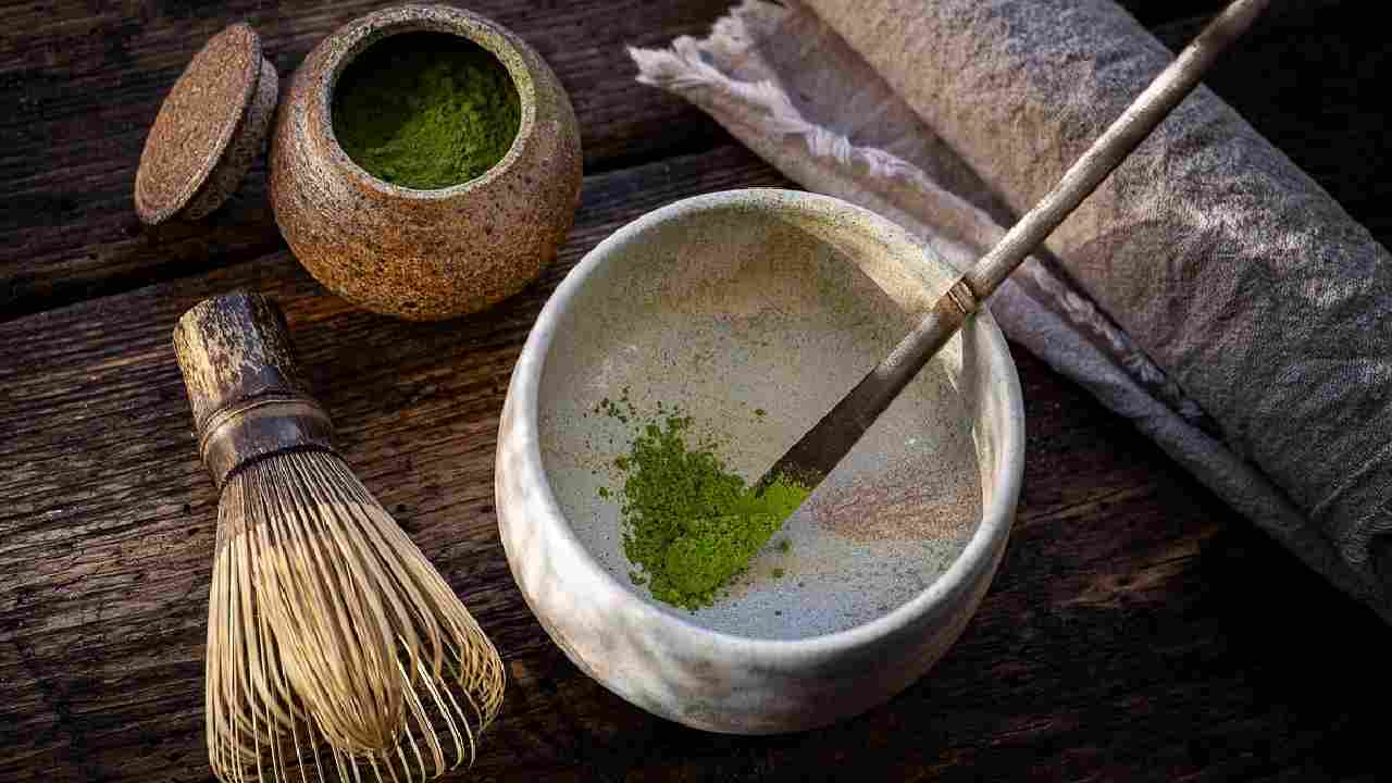 Preparazione del tè matcha