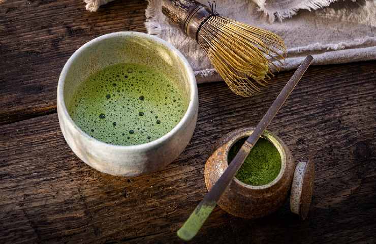 tazza di tè matcha dopo la preparazione