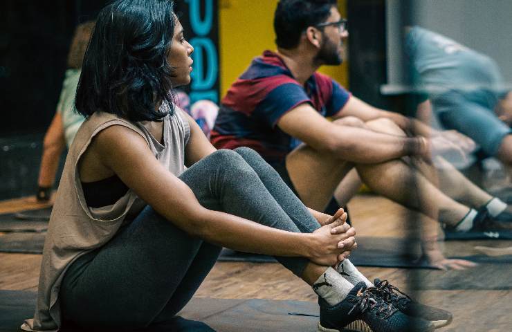 Ragazza timida in palestra