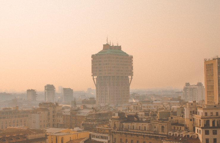 Torre Velasca nello smog milanese