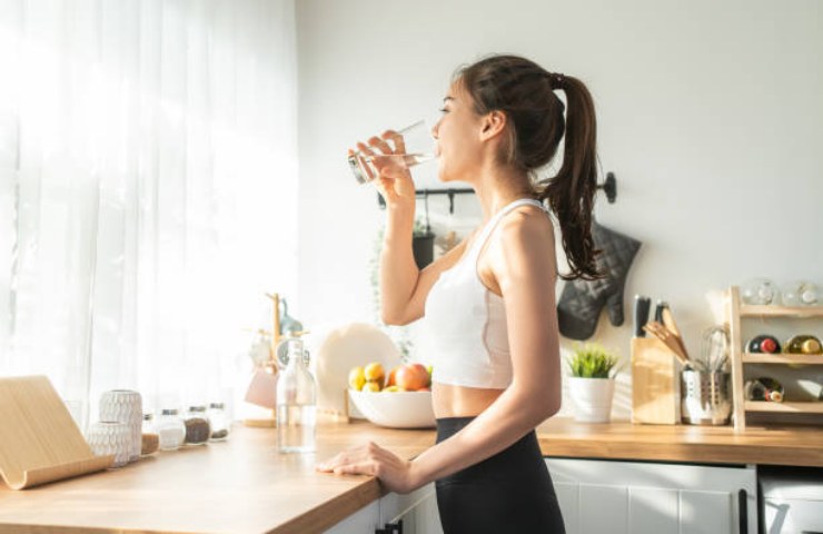 Ragazza che beve acqua