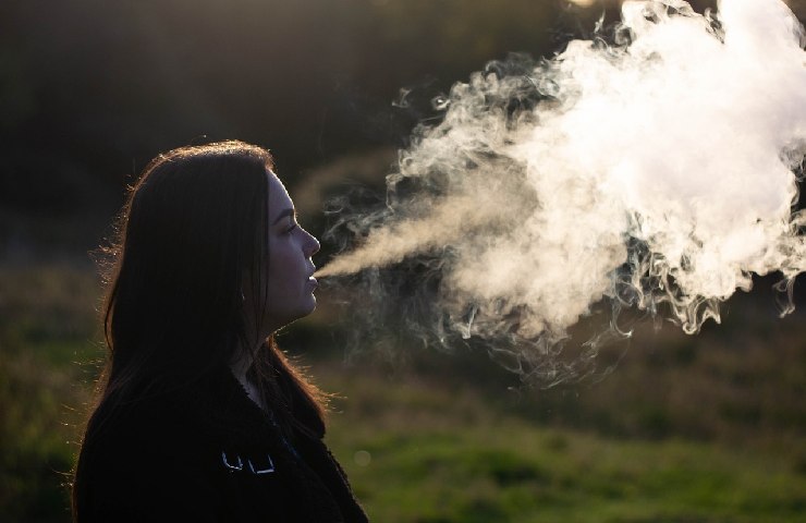 Ragazza che fuma una sigaretta elettronica