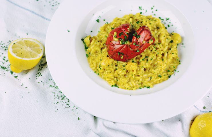 Piatto di risotto alla zafferano con astice