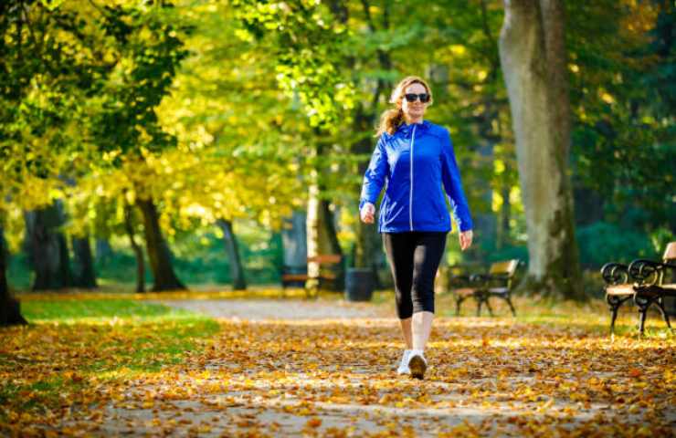 Donna che fa una camminata