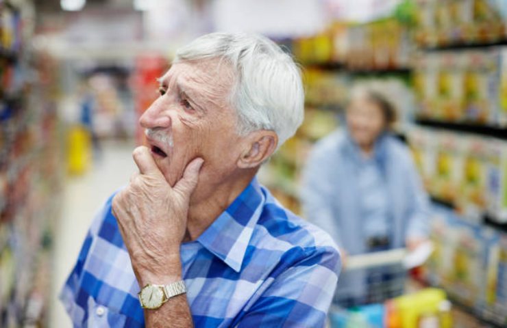 Uomo anziano al supermercato