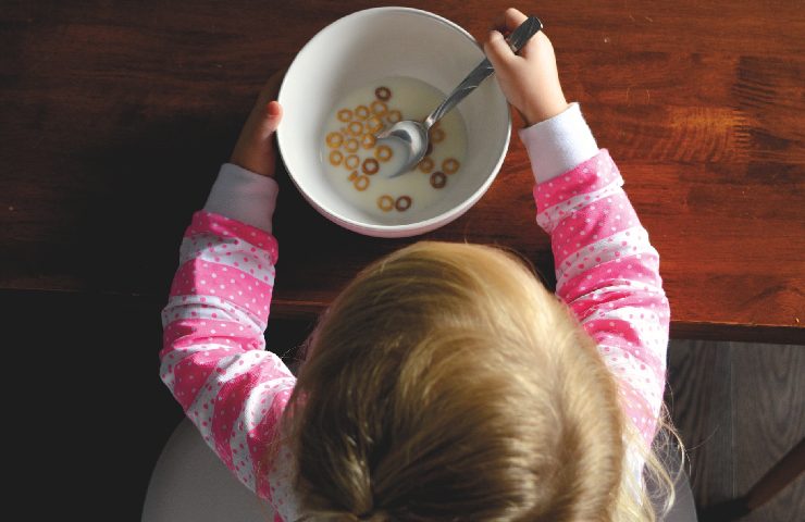 Bambino mentre fa colazione con cereali