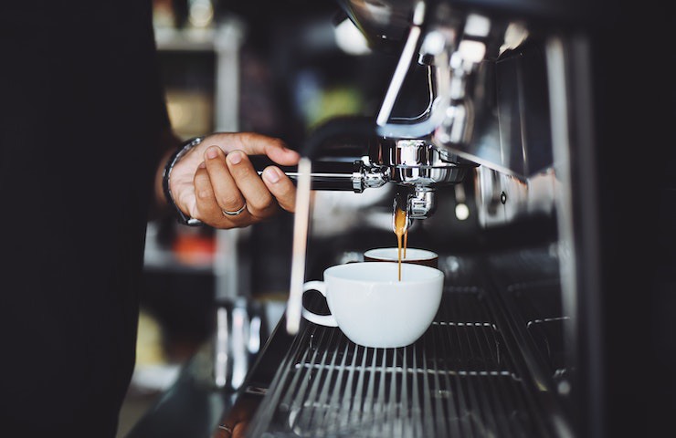 Barista fa un caffe alla macchinetta