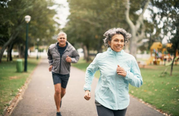 Uomo e donna che corrono al parco