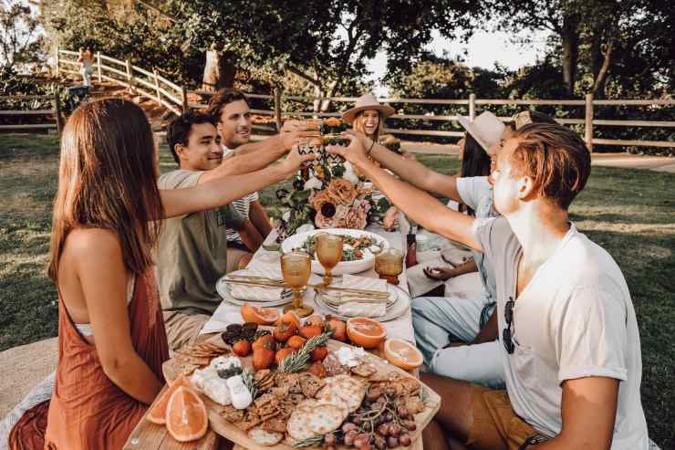 Persone che mangiano a un pranzo