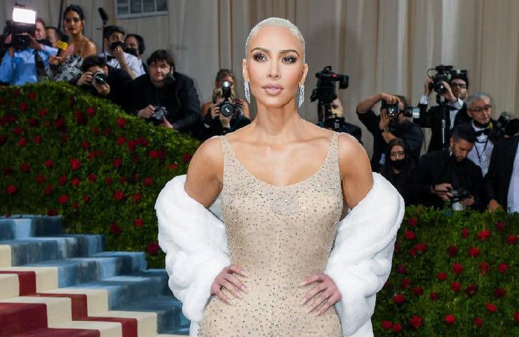 Kim Kardashian al MET Gala con il vestito di Marilyn Monroe