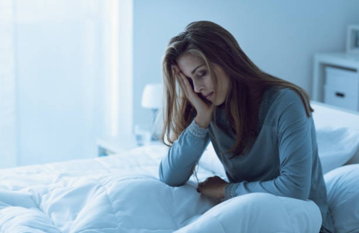 Ragazza stanca al mattino