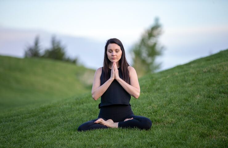 ragazza fa yoga sull'erba