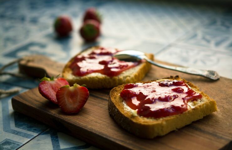 fette biscottate e marmellata di fragole