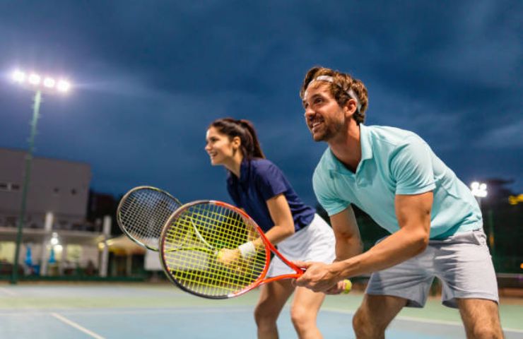 Due ragazzi che giocano a tennis