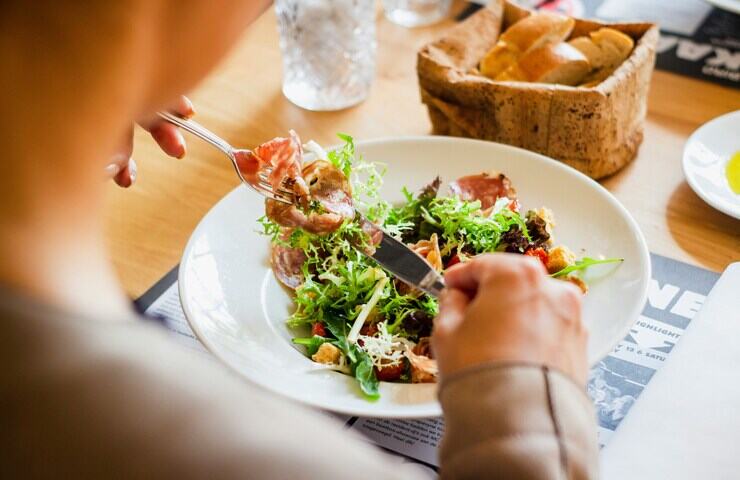 uomo taglia insalata