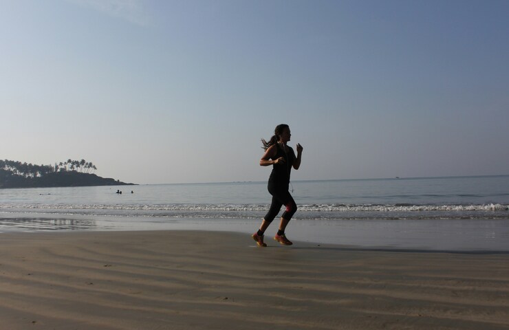 donna corre in spiaggia