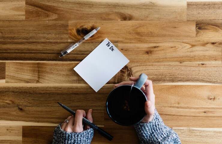 ragazza con tazza di tè scrive lista di cose da fare