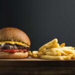 Un hamburger e delle patatine