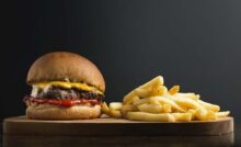 Un hamburger e delle patatine