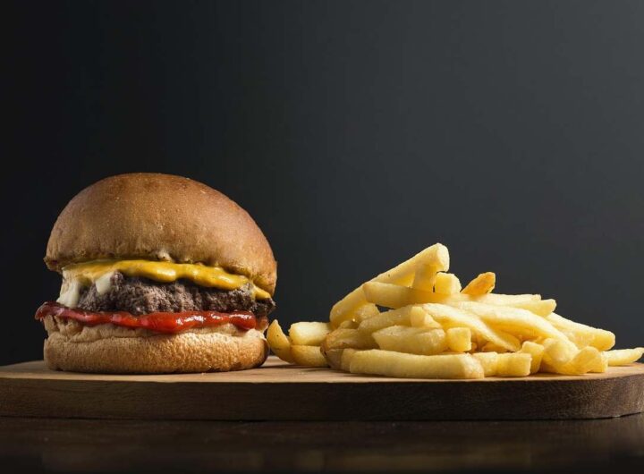 Un hamburger e delle patatine