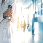 Un medico nel corridoio di un ospedale