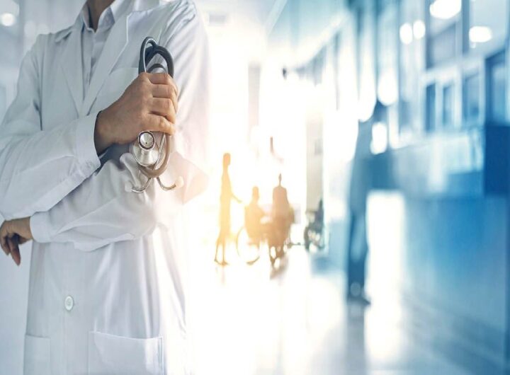 Un medico nel corridoio di un ospedale
