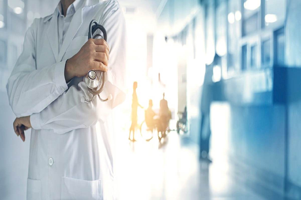 Un medico nel corridoio di un ospedale