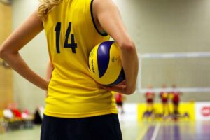 Una ragazza impegnata in una partita di pallavolo