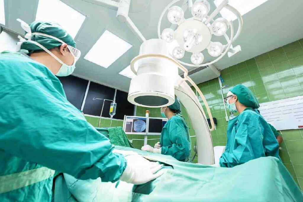 Dei chirurghi in una sala operatoria