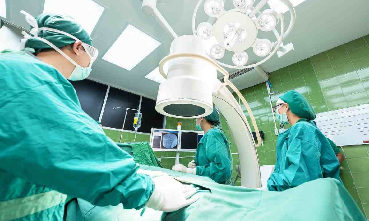 Dei chirurghi in una sala operatoria