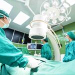Dei chirurghi in una sala operatoria