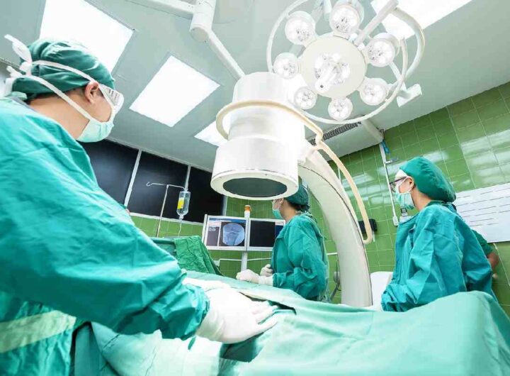 Dei chirurghi in una sala operatoria