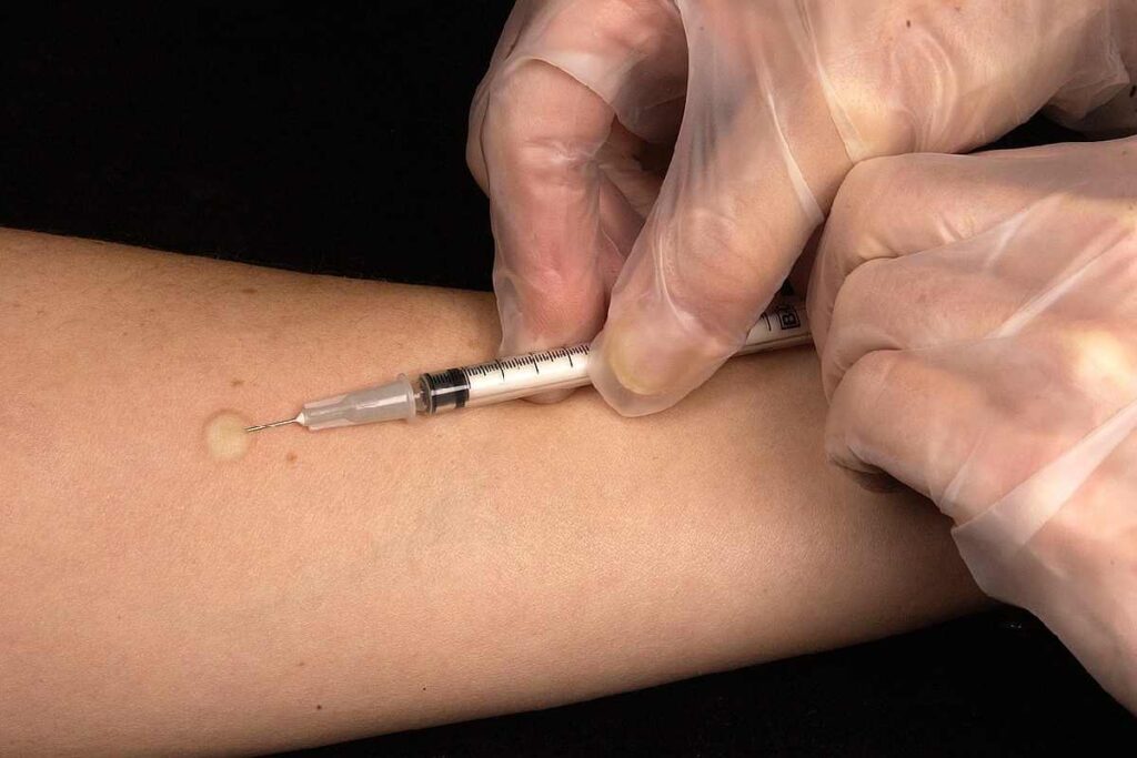 Un medico intento a somministrare un vaccino