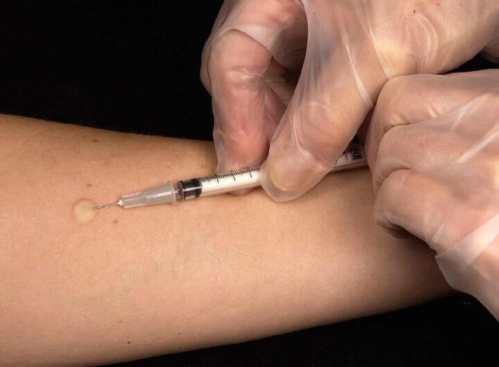 Un medico intento a somministrare un vaccino