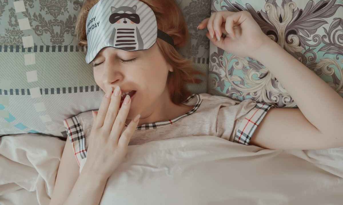 Una ragazza intenta a sbadigliare