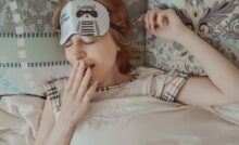 Una ragazza intenta a sbadigliare