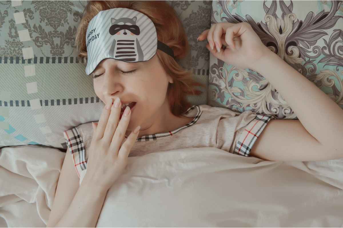Una ragazza intenta a sbadigliare