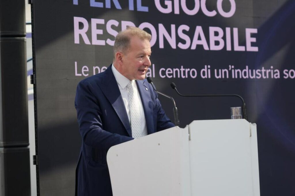 Markus Buechele sul palco per un suo intervento