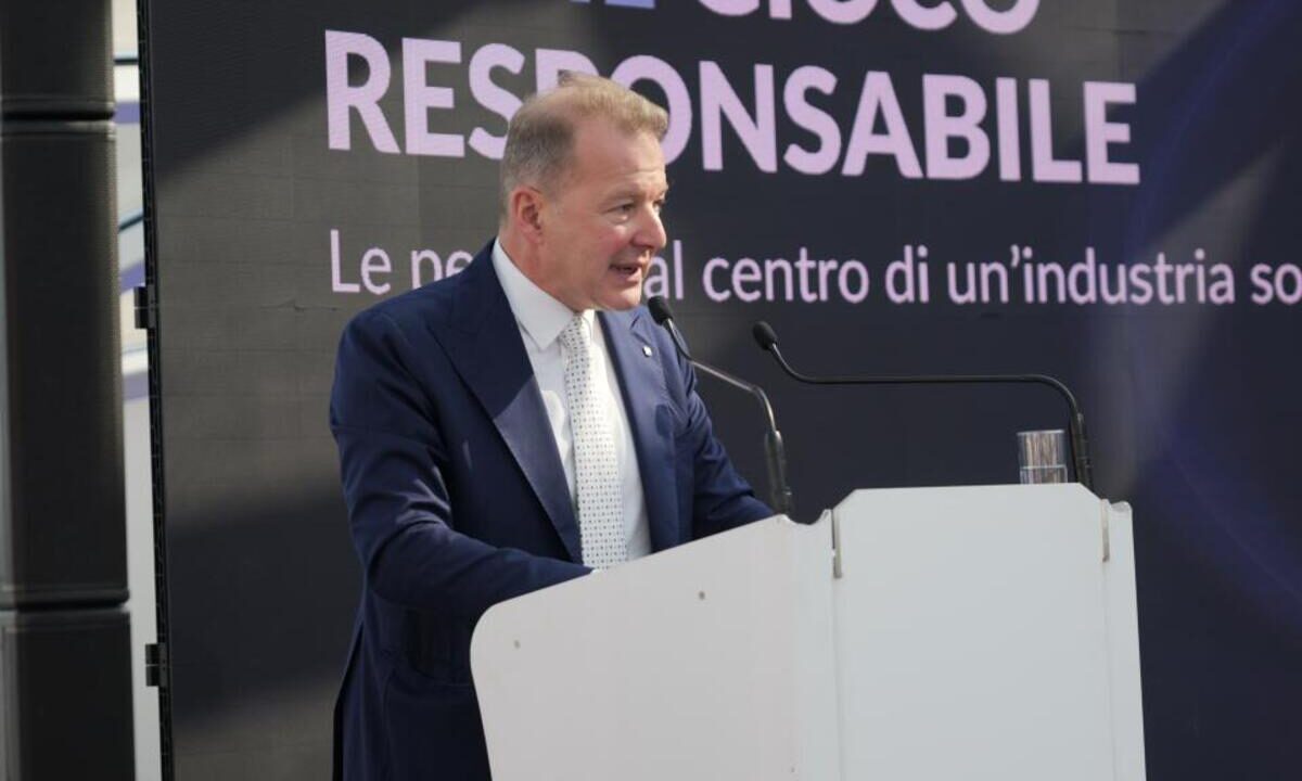 Markus Buechele sul palco per un suo intervento